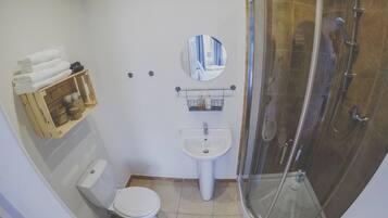 Quarto casal standard, 1 cama de casal | Banheiro | Chuveiro, chuveiro com efeito de chuva, produtos de toalete grátis