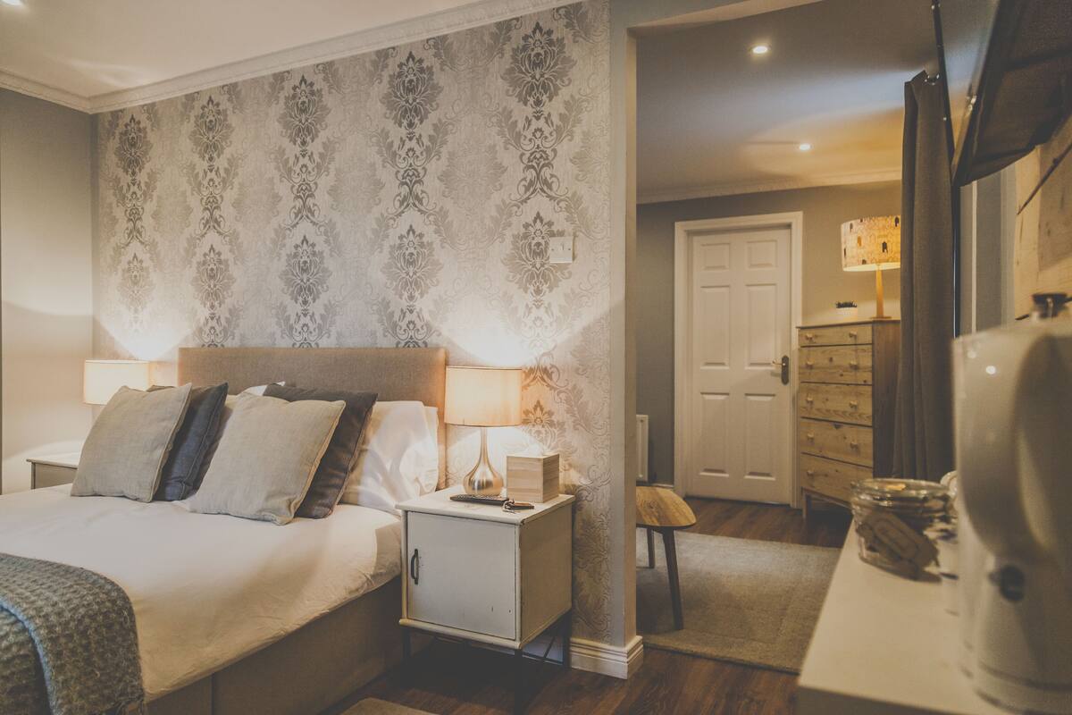 Deluxe Double Room, 1 Double Bed | Blackout drapes, iron/ironing board (on request), WiFi (free)