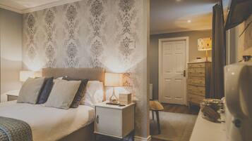 Deluxe Double Room, 1 Double Bed | Individually decorated, individually furnished, blackout curtains