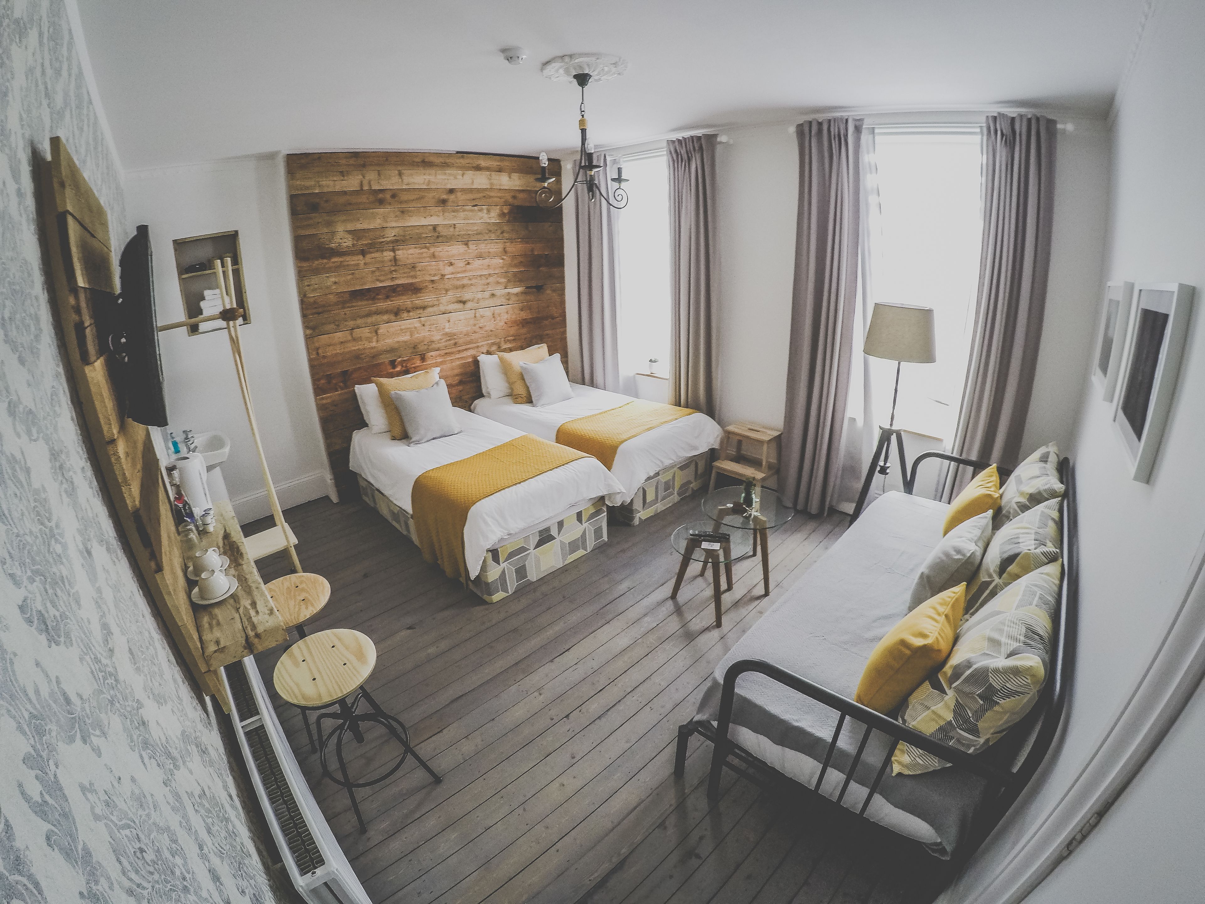 Quarto triplo standard, 2 camas de solteiro, banheiro compartilhado | Individualmente decorados, individualmente mobiliados, cortinas blackout