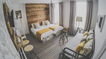 Quarto triplo standard, 2 camas de solteiro, banheiro compartilhado | Individualmente decorados, individualmente mobiliados, cortinas blackout