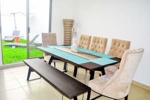 Comfort-Villa, 2 Schlafzimmer, Terrasse | Essbereich im Zimmer