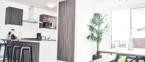 Villa Confort, 2 chambres, patio | Coin séjour | Télévision à écran plat, Netflix