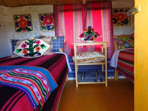 Chambre avec lits jumeaux, 2 lits une place, vue lac | 1 chambre, bureau