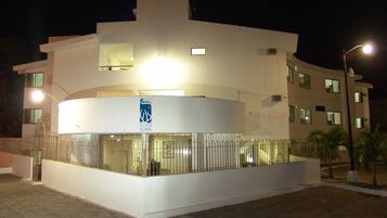 Vista frontal de la propiedad por la tarde o noche