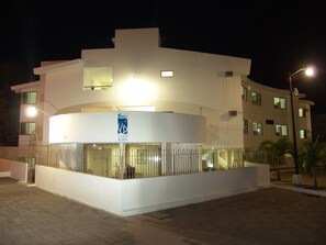 Front of property – evening/night - Coral Suites Bucerias (Bucerías)