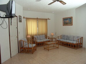 Appartement classique, 2 chambres | Aire de séjour | Téléviseur à écran plat