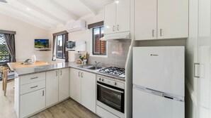 Hytte – deluxe, 3 soverom, balkong | Eget kjøkken | Kaffetrakter/tekoker, kjøleskap, mikrobølgeovn og ovn
