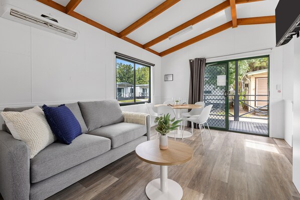 Deluxe Cabin (2BR) - Sleeps 6 | Living area