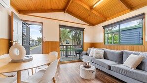 Hytte – standard, 2 soverom (sleeps 6) | Oppholdsområde | Flatskjerm-TV og DVD-spiller