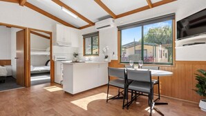 Hytte – standard, 2 soverom (Family sleeps 5) | Eget kjøkken | Kaffetrakter/tekoker, kjøleskap, mikrobølgeovn og ovn
