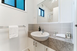Cabaña Deluxe, 3 habitaciones, balcón | Baño | Toallas