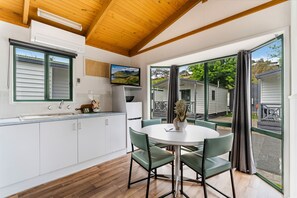 Cabaña, 2 habitaciones (Budget) | Servicio a la habitación