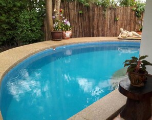 สระว่ายน้ำกลางแจ้ง