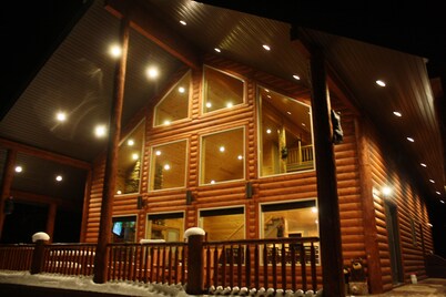 Beautiful Cabin In The Trees w/Jacuzzi & Pool Table - 20 Mins From Yellowstone