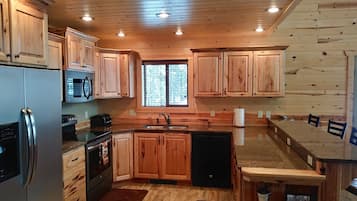 Kylskåp, mikrovågsugn, ugn och spishäll