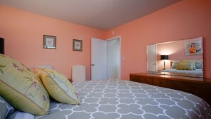 2 bedrooms, iron/ironing board, free cribs/infant beds, free WiFi - At Marbella Lane - Flamingo Lady, SFO (Brisbane)
