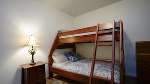 2 bedrooms, iron/ironing board, free cribs/infant beds, free WiFi - At Marbella Lane - Flamingo Lady, SFO (Brisbane)