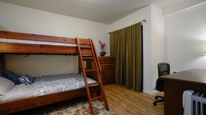 2 bedrooms, iron/ironing board, free cribs/infant beds, free WiFi - At Marbella Lane - Flamingo Lady, SFO (Brisbane)