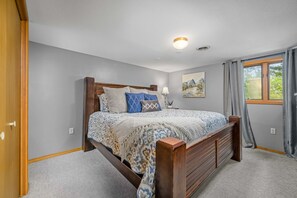 5 chambres, fer et planche à repasser, lit de bébé portatif