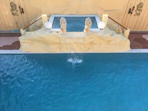 حمّام سباحة خارجي، حمّام سباحة مُدفَّأ