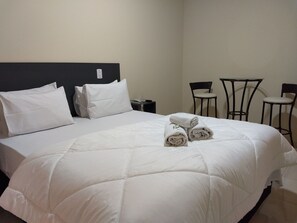 Comfort-Doppelzimmer | Verdunkelungsvorhänge, kostenloses WLAN, Bettwäsche