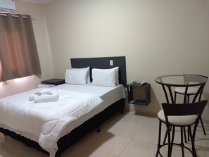 Comfort-Doppelzimmer | Verdunkelungsvorhänge, kostenloses WLAN, Bettwäsche