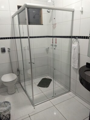 Basic Triple Room | Bathroom - Hotel Vale Do Ivinhema (Bataypora)