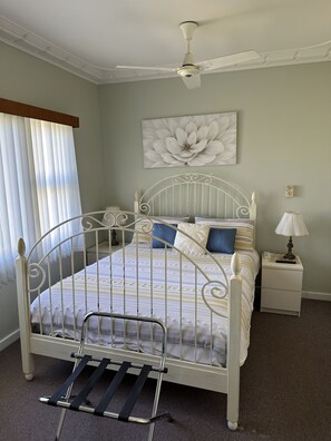 4 室のベッドルーム、アイロン / アイロン台、WiFi (無料)、ベッドシーツ