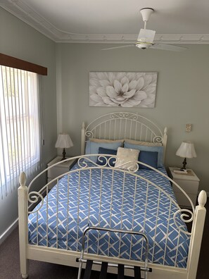 4 bedrooms, iron/ironing board, free WiFi, bed sheets