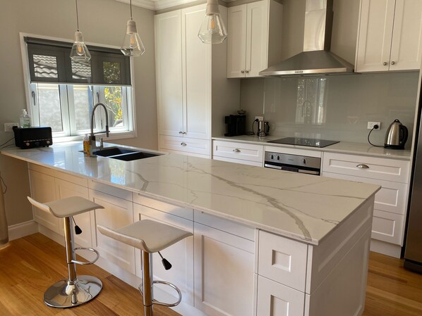 Geladeira, micro-ondas, fogão, cooktop