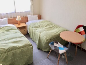 Habitación básica con 2 camas individuales, 2 camas individuales, para no fumadores, baño compartido | Edredón 