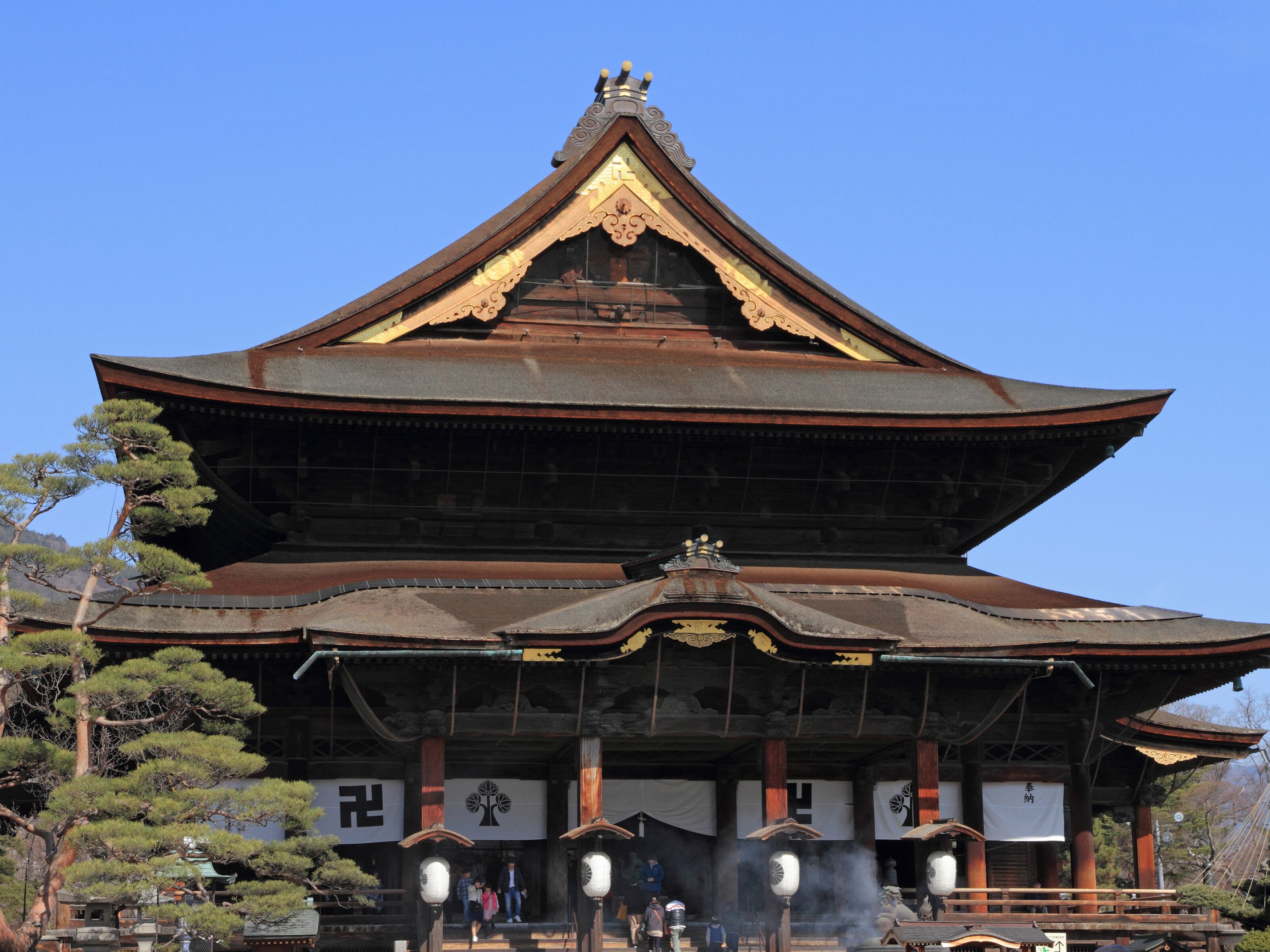 A traditional Japanese building with a large, ornate roof and multiple columns.
