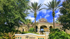Un'area verde con un cartello che indica 'Windsor Hills Clubhouse'.