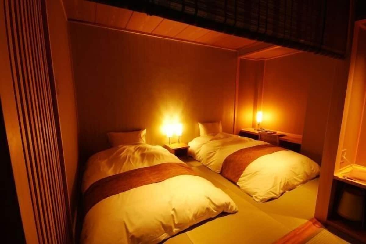 18 slaapkamers, een kluis op de kamer, beddengoed