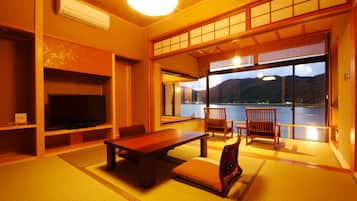 18 makuuhuonetta, tallelokero huoneessa, vuodevaatteet