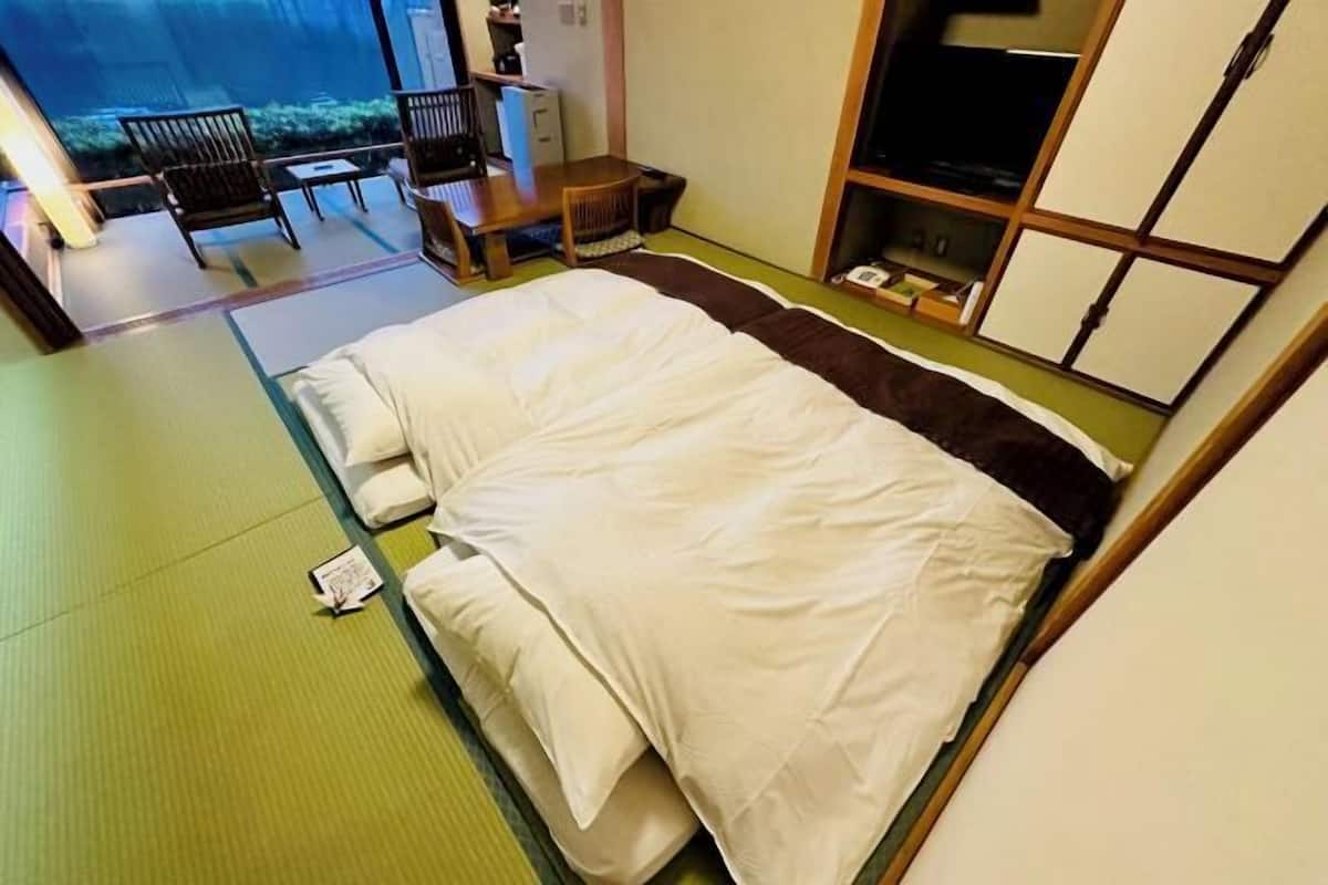18 bedrooms, in-room safe, bed sheets