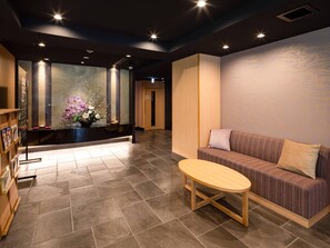 Lobby - Comfort Inn Kyoto Shijokarasuma (Kyoto)