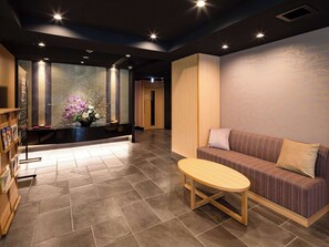 Lobby - Comfort Inn Kyoto Shijokarasuma (Kyoto)