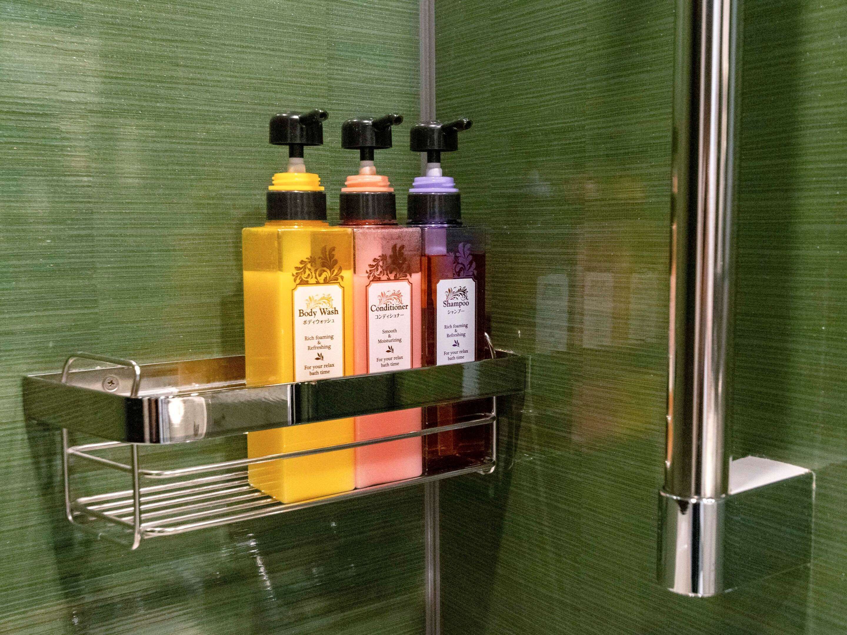 combined shower/bathtub, deep-soaking bathtub, free toiletries