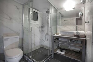Family Apartment, 4 Bedrooms, Balcony | Bathroom | Shower, hair dryer, towels, shampoo - Unique Apartment near Acropolis by GHH (Athens)