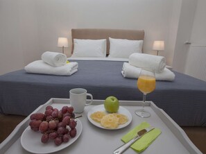 4 bedrooms, laptop workspace, iron/ironing board, cots/infant beds - Unique Apartment near Acropolis by GHH (Athens)