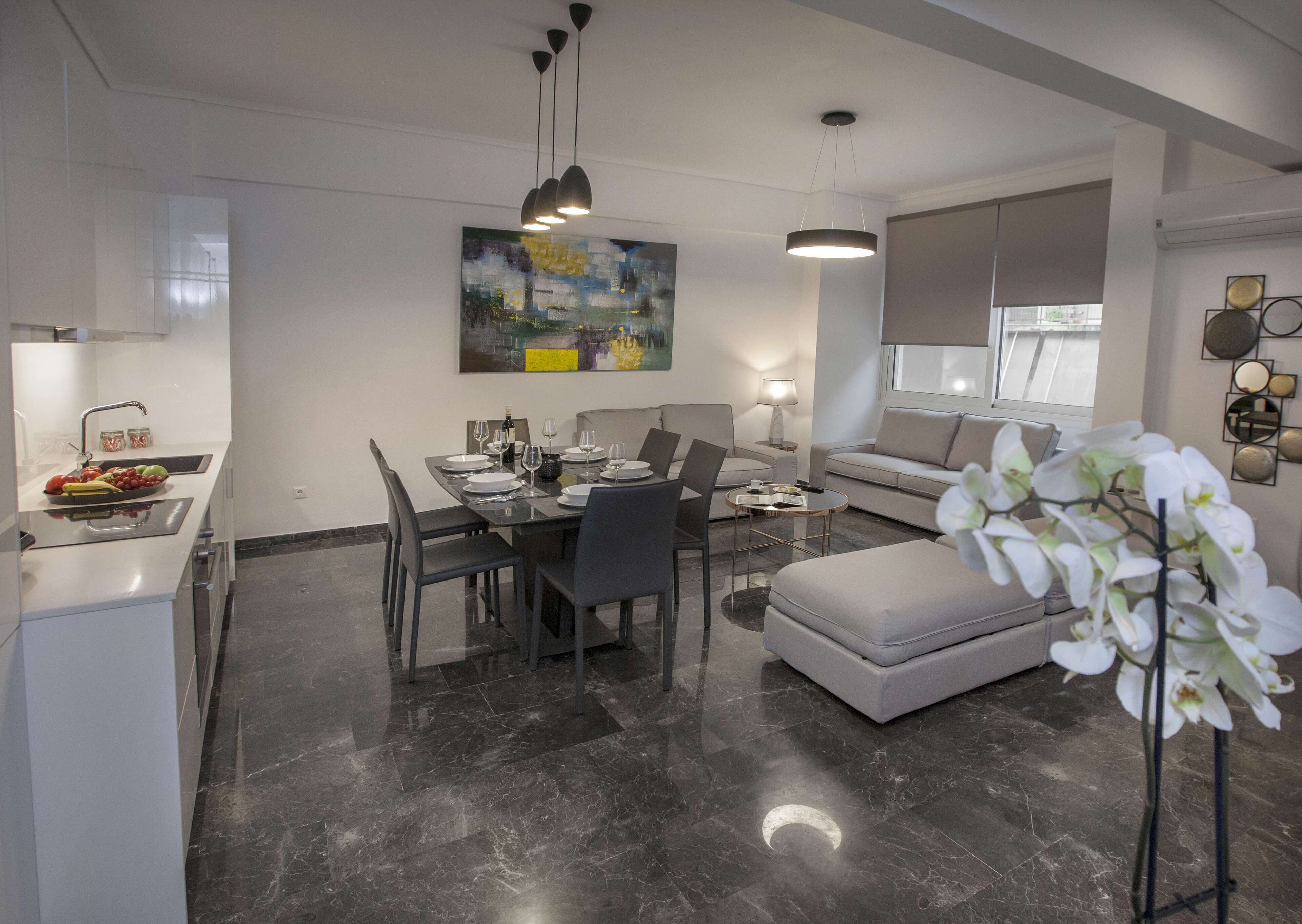 Apartamento família, 4 quartos, sacada | Área de estar | TV