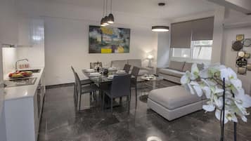Apartamento família, 4 quartos, sacada | Área de estar | TV