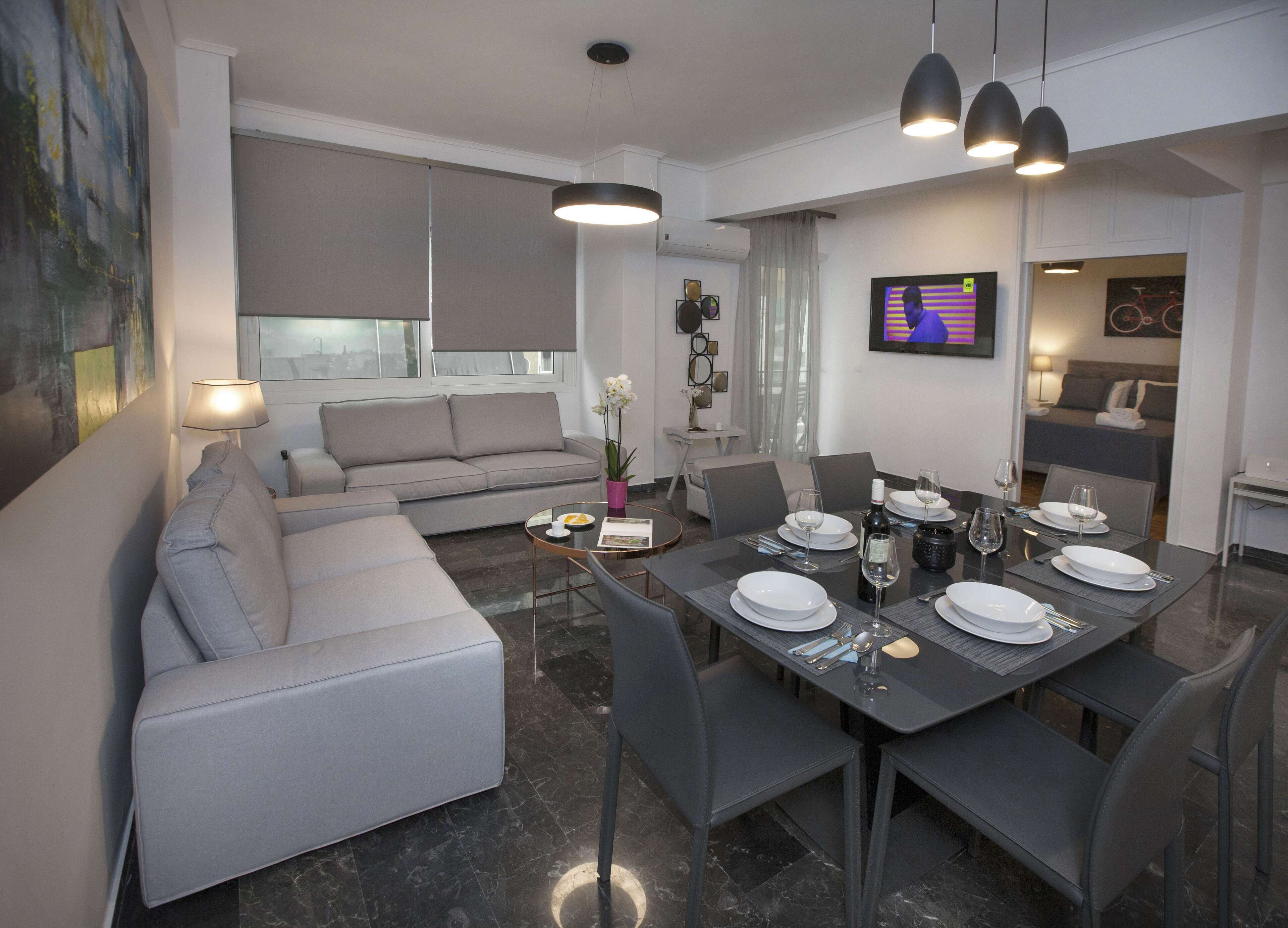 패밀리 아파트, 침실 4개, 발코니 | 거실 공간 | TV