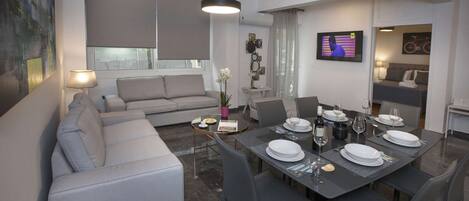 Apartamento familiar, 4 habitaciones, balcón | Zona de estar | Una televisión