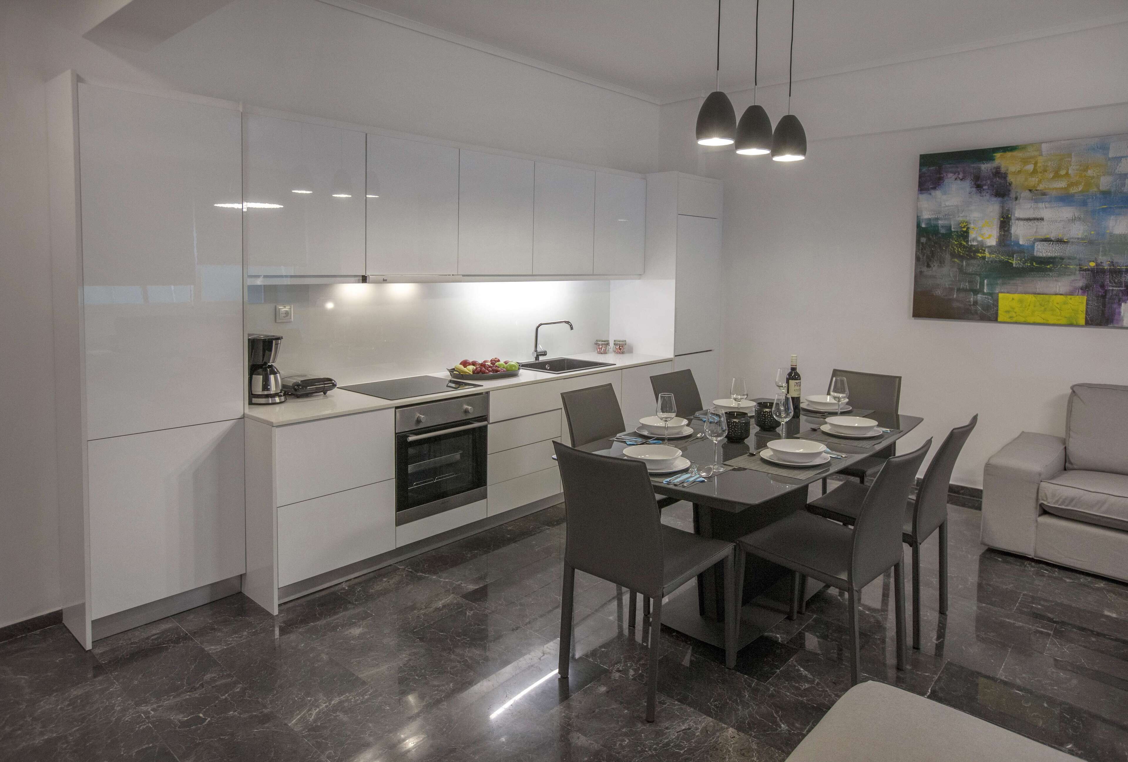 Apartamento família, 4 quartos, sacada | Cozinha privada | Geladeira, fogão, cooktop, cafeteira/chaleira