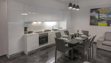 Apartamento família, 4 quartos, sacada | Cozinha privada | Geladeira, fogão, cooktop, cafeteira/chaleira
