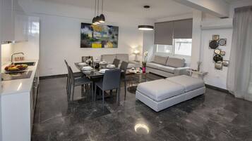Apartamento família, 4 quartos, sacada | Área de estar | TV