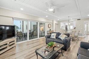 Smart-TV, Tischfußball, Tischtennisplatte